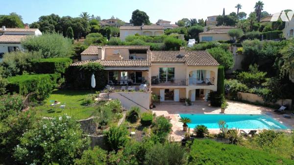 SAINTE-MAXIME – Villa provençale avec piscine sur les hauteurs du Golf