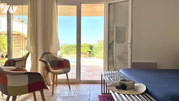 SAINTE-MAXIME – Villa provençale avec piscine sur les hauteurs du Golf