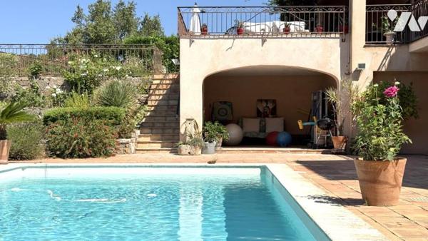 SAINTE-MAXIME – Villa provençale avec piscine sur les hauteurs du Golf