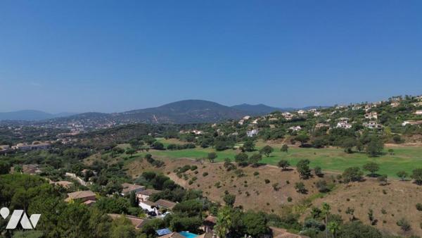 SAINTE-MAXIME – Villa provençale avec piscine sur les hauteurs du Golf