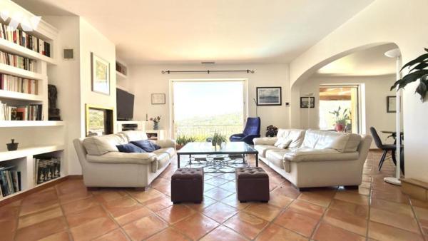 SAINTE-MAXIME – Villa provençale avec piscine sur les hauteurs du Golf