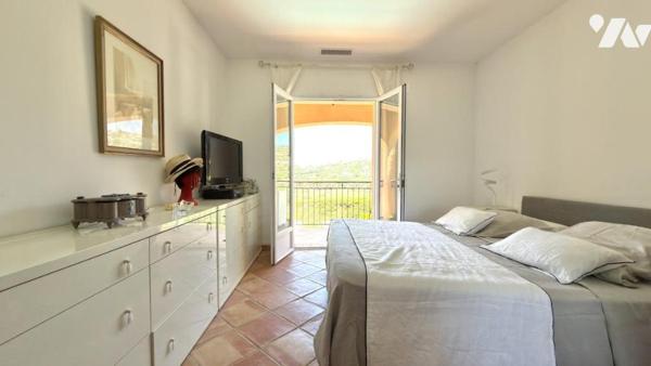 SAINTE-MAXIME – Villa provençale avec piscine sur les hauteurs du Golf