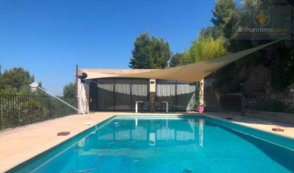 Vente                                                      Propriété
                        
                     15 pièces                      500 m2                     à Ollioules