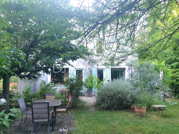 Un refuge bucolique au cœur de 10 hectares de nature préservée

Et si le luxe ultime était le silence ?

À quelques minutes seulement de L'Isle-sur-la-Sorgue, se cache une propriété que l'on découvre au détour d'un chemin, comme un secret bien gardé. Entouré de 10 hectares de forêts et d'espaces naturels, entre Velleron et les collines de Saint-Antoine, ce mas en pierre datant de 1870 offre un cadre de vie d'une rare authenticité.

Ici, les journées s'écoulent au rythme des saisons. Les sentiers forestiers invitent aux balades à pied ou à vélo, les cigales accompagnent les longues soirées d'été et la nature s'impose comme seul horizon.

Développant 170 m² habitables pour 195 m² de surface totale au sol, ce mas de caractère conjugue le charme de l'ancien et la douceur de vivre provençale. Actuellement composé de deux habitations indépendantes — maison principale et gîte — il peut aisément retrouver sa vocation de grande demeure familiale.

La propriété bénéficie d'environ 2 500 m² de terrain en jouissance privative au sein d'une copropriété confidentielle de 10 hectares. Un privilège rare pour profiter d'un environnement exceptionnel sans renoncer à la proximité des commerces et des commodités.

Ses prestations complètent harmonieusement l'ensemble :
- 5 chambres et 2 salles d'eau et 1 salle de bains
- Deux salons offrant de multiples possibilités de vie et de réception, permettant à chacun de profiter de son espace tout en préservant la convivialité des lieux
-Piscine et vastes espaces de détente extérieurs
- Deux grands espaces de stationnement couverts, à l'abri des regards, permettant d'accueillir plusieurs véhicules tout en préservant l'esthétique et la quiétude des lieux
- Grande cave de 60m²environ pouvant accueillir un atelier d'artiste, un espace créatif ou un atelier de bricolage
- Forage et canal
- Chauffage au gaz, poêle à bois et climatisation réversible

Plus qu'une maison, cette propriété est une parenthèse bucolique. Un lieu où l'on vient chercher l'espace, la lumière, la nature et cette sensation devenue si rare de vivre ailleurs... tout en restant à quelques minutes de l'une des plus belles adresses du Luberon et du Pays des Sorgues.

Et parce que le véritable luxe réside aussi dans la liberté de profiter des lieux sans les contraintes de leur entretien, les charges de copropriété comprennent notamment l'entretien de la piscine et de ses abords, le soin apporté aux espaces verts et au parc desservant les huit lots de la copropriété, ainsi que la maintenance de la station de phyto épuration. Un privilège qui permet de savourer pleinement la beauté de cet environnement exceptionnel, en toute sérénité.

Un bien aussi rare mérite d'être découvert sur place. 
Les lieux d'exception ne se racontent jamais aussi bien qu'ils ne se vivent. Je serai heureuse de vous accompagner dans la découverte de cette propriété et reste à votre disposition pour organiser une visite privée.

Professionnels de l'immobilier, et apporteurs d'affaires, collaborons ensemble : le réseau BSK Immobilier valorise et rémunère les mises en relation conduisant à une transaction aboutie.
N'hésitez pas à me contacter pour en connaître les modalités.