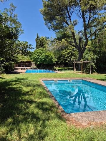 Un refuge bucolique au cœur de 10 hectares de nature préservée

Et si le luxe ultime était le silence ?

À quelques minutes seulement de L'Isle-sur-la-Sorgue, se cache une propriété que l'on découvre au détour d'un chemin, comme un secret bien gardé. Entouré de 10 hectares de forêts et d'espaces naturels, entre Velleron et les collines de Saint-Antoine, ce mas en pierre datant de 1870 offre un cadre de vie d'une rare authenticité.

Ici, les journées s'écoulent au rythme des saisons. Les sentiers forestiers invitent aux balades à pied ou à vélo, les cigales accompagnent les longues soirées d'été et la nature s'impose comme seul horizon.

Développant 170 m² habitables pour 195 m² de surface totale au sol, ce mas de caractère conjugue le charme de l'ancien et la douceur de vivre provençale. Actuellement composé de deux habitations indépendantes — maison principale et gîte — il peut aisément retrouver sa vocation de grande demeure familiale.

La propriété bénéficie d'environ 2 500 m² de terrain en jouissance privative au sein d'une copropriété confidentielle de 10 hectares. Un privilège rare pour profiter d'un environnement exceptionnel sans renoncer à la proximité des commerces et des commodités.

Ses prestations complètent harmonieusement l'ensemble :
- 5 chambres et 2 salles d'eau et 1 salle de bains
- Deux salons offrant de multiples possibilités de vie et de réception, permettant à chacun de profiter de son espace tout en préservant la convivialité des lieux
-Piscine et vastes espaces de détente extérieurs
- Deux grands espaces de stationnement couverts, à l'abri des regards, permettant d'accueillir plusieurs véhicules tout en préservant l'esthétique et la quiétude des lieux
- Grande cave de 60m²environ pouvant accueillir un atelier d'artiste, un espace créatif ou un atelier de bricolage
- Forage et canal
- Chauffage au gaz, poêle à bois et climatisation réversible

Plus qu'une maison, cette propriété est une parenthèse bucolique. Un lieu où l'on vient chercher l'espace, la lumière, la nature et cette sensation devenue si rare de vivre ailleurs... tout en restant à quelques minutes de l'une des plus belles adresses du Luberon et du Pays des Sorgues.

Et parce que le véritable luxe réside aussi dans la liberté de profiter des lieux sans les contraintes de leur entretien, les charges de copropriété comprennent notamment l'entretien de la piscine et de ses abords, le soin apporté aux espaces verts et au parc desservant les huit lots de la copropriété, ainsi que la maintenance de la station de phyto épuration. Un privilège qui permet de savourer pleinement la beauté de cet environnement exceptionnel, en toute sérénité.

Un bien aussi rare mérite d'être découvert sur place. 
Les lieux d'exception ne se racontent jamais aussi bien qu'ils ne se vivent. Je serai heureuse de vous accompagner dans la découverte de cette propriété et reste à votre disposition pour organiser une visite privée.

Professionnels de l'immobilier, et apporteurs d'affaires, collaborons ensemble : le réseau BSK Immobilier valorise et rémunère les mises en relation conduisant à une transaction aboutie.
N'hésitez pas à me contacter pour en connaître les modalités.