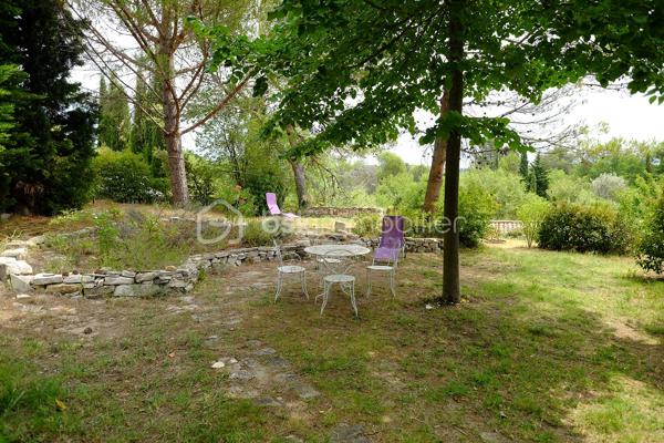 Un refuge bucolique au cœur de 10 hectares de nature préservée

Et si le luxe ultime était le silence ?

À quelques minutes seulement de L'Isle-sur-la-Sorgue, se cache une propriété que l'on découvre au détour d'un chemin, comme un secret bien gardé. Entouré de 10 hectares de forêts et d'espaces naturels, entre Velleron et les collines de Saint-Antoine, ce mas en pierre datant de 1870 offre un cadre de vie d'une rare authenticité.

Ici, les journées s'écoulent au rythme des saisons. Les sentiers forestiers invitent aux balades à pied ou à vélo, les cigales accompagnent les longues soirées d'été et la nature s'impose comme seul horizon.

Développant 170 m² habitables pour 195 m² de surface totale au sol, ce mas de caractère conjugue le charme de l'ancien et la douceur de vivre provençale. Actuellement composé de deux habitations indépendantes — maison principale et gîte — il peut aisément retrouver sa vocation de grande demeure familiale.

La propriété bénéficie d'environ 2 500 m² de terrain en jouissance privative au sein d'une copropriété confidentielle de 10 hectares. Un privilège rare pour profiter d'un environnement exceptionnel sans renoncer à la proximité des commerces et des commodités.

Ses prestations complètent harmonieusement l'ensemble :
- 5 chambres et 2 salles d'eau et 1 salle de bains
- Deux salons offrant de multiples possibilités de vie et de réception, permettant à chacun de profiter de son espace tout en préservant la convivialité des lieux
-Piscine et vastes espaces de détente extérieurs
- Deux grands espaces de stationnement couverts, à l'abri des regards, permettant d'accueillir plusieurs véhicules tout en préservant l'esthétique et la quiétude des lieux
- Grande cave de 60m²environ pouvant accueillir un atelier d'artiste, un espace créatif ou un atelier de bricolage
- Forage et canal
- Chauffage au gaz, poêle à bois et climatisation réversible

Plus qu'une maison, cette propriété est une parenthèse bucolique. Un lieu où l'on vient chercher l'espace, la lumière, la nature et cette sensation devenue si rare de vivre ailleurs... tout en restant à quelques minutes de l'une des plus belles adresses du Luberon et du Pays des Sorgues.

Et parce que le véritable luxe réside aussi dans la liberté de profiter des lieux sans les contraintes de leur entretien, les charges de copropriété comprennent notamment l'entretien de la piscine et de ses abords, le soin apporté aux espaces verts et au parc desservant les huit lots de la copropriété, ainsi que la maintenance de la station de phyto épuration. Un privilège qui permet de savourer pleinement la beauté de cet environnement exceptionnel, en toute sérénité.

Un bien aussi rare mérite d'être découvert sur place. 
Les lieux d'exception ne se racontent jamais aussi bien qu'ils ne se vivent. Je serai heureuse de vous accompagner dans la découverte de cette propriété et reste à votre disposition pour organiser une visite privée.

Professionnels de l'immobilier, et apporteurs d'affaires, collaborons ensemble : le réseau BSK Immobilier valorise et rémunère les mises en relation conduisant à une transaction aboutie.
N'hésitez pas à me contacter pour en connaître les modalités.
