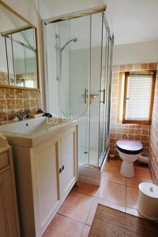 Un refuge bucolique au cœur de 10 hectares de nature préservée

Et si le luxe ultime était le silence ?

À quelques minutes seulement de L'Isle-sur-la-Sorgue, se cache une propriété que l'on découvre au détour d'un chemin, comme un secret bien gardé. Entouré de 10 hectares de forêts et d'espaces naturels, entre Velleron et les collines de Saint-Antoine, ce mas en pierre datant de 1870 offre un cadre de vie d'une rare authenticité.

Ici, les journées s'écoulent au rythme des saisons. Les sentiers forestiers invitent aux balades à pied ou à vélo, les cigales accompagnent les longues soirées d'été et la nature s'impose comme seul horizon.

Développant 170 m² habitables pour 195 m² de surface totale au sol, ce mas de caractère conjugue le charme de l'ancien et la douceur de vivre provençale. Actuellement composé de deux habitations indépendantes — maison principale et gîte — il peut aisément retrouver sa vocation de grande demeure familiale.

La propriété bénéficie d'environ 2 500 m² de terrain en jouissance privative au sein d'une copropriété confidentielle de 10 hectares. Un privilège rare pour profiter d'un environnement exceptionnel sans renoncer à la proximité des commerces et des commodités.

Ses prestations complètent harmonieusement l'ensemble :
- 5 chambres et 2 salles d'eau et 1 salle de bains
- Deux salons offrant de multiples possibilités de vie et de réception, permettant à chacun de profiter de son espace tout en préservant la convivialité des lieux
-Piscine et vastes espaces de détente extérieurs
- Deux grands espaces de stationnement couverts, à l'abri des regards, permettant d'accueillir plusieurs véhicules tout en préservant l'esthétique et la quiétude des lieux
- Grande cave de 60m²environ pouvant accueillir un atelier d'artiste, un espace créatif ou un atelier de bricolage
- Forage et canal
- Chauffage au gaz, poêle à bois et climatisation réversible

Plus qu'une maison, cette propriété est une parenthèse bucolique. Un lieu où l'on vient chercher l'espace, la lumière, la nature et cette sensation devenue si rare de vivre ailleurs... tout en restant à quelques minutes de l'une des plus belles adresses du Luberon et du Pays des Sorgues.

Et parce que le véritable luxe réside aussi dans la liberté de profiter des lieux sans les contraintes de leur entretien, les charges de copropriété comprennent notamment l'entretien de la piscine et de ses abords, le soin apporté aux espaces verts et au parc desservant les huit lots de la copropriété, ainsi que la maintenance de la station de phyto épuration. Un privilège qui permet de savourer pleinement la beauté de cet environnement exceptionnel, en toute sérénité.

Un bien aussi rare mérite d'être découvert sur place. 
Les lieux d'exception ne se racontent jamais aussi bien qu'ils ne se vivent. Je serai heureuse de vous accompagner dans la découverte de cette propriété et reste à votre disposition pour organiser une visite privée.

Professionnels de l'immobilier, et apporteurs d'affaires, collaborons ensemble : le réseau BSK Immobilier valorise et rémunère les mises en relation conduisant à une transaction aboutie.
N'hésitez pas à me contacter pour en connaître les modalités.