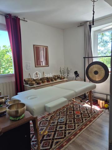 Un refuge bucolique au cœur de 10 hectares de nature préservée

Et si le luxe ultime était le silence ?

À quelques minutes seulement de L'Isle-sur-la-Sorgue, se cache une propriété que l'on découvre au détour d'un chemin, comme un secret bien gardé. Entouré de 10 hectares de forêts et d'espaces naturels, entre Velleron et les collines de Saint-Antoine, ce mas en pierre datant de 1870 offre un cadre de vie d'une rare authenticité.

Ici, les journées s'écoulent au rythme des saisons. Les sentiers forestiers invitent aux balades à pied ou à vélo, les cigales accompagnent les longues soirées d'été et la nature s'impose comme seul horizon.

Développant 170 m² habitables pour 195 m² de surface totale au sol, ce mas de caractère conjugue le charme de l'ancien et la douceur de vivre provençale. Actuellement composé de deux habitations indépendantes — maison principale et gîte — il peut aisément retrouver sa vocation de grande demeure familiale.

La propriété bénéficie d'environ 2 500 m² de terrain en jouissance privative au sein d'une copropriété confidentielle de 10 hectares. Un privilège rare pour profiter d'un environnement exceptionnel sans renoncer à la proximité des commerces et des commodités.

Ses prestations complètent harmonieusement l'ensemble :
- 5 chambres et 2 salles d'eau et 1 salle de bains
- Deux salons offrant de multiples possibilités de vie et de réception, permettant à chacun de profiter de son espace tout en préservant la convivialité des lieux
-Piscine et vastes espaces de détente extérieurs
- Deux grands espaces de stationnement couverts, à l'abri des regards, permettant d'accueillir plusieurs véhicules tout en préservant l'esthétique et la quiétude des lieux
- Grande cave de 60m²environ pouvant accueillir un atelier d'artiste, un espace créatif ou un atelier de bricolage
- Forage et canal
- Chauffage au gaz, poêle à bois et climatisation réversible

Plus qu'une maison, cette propriété est une parenthèse bucolique. Un lieu où l'on vient chercher l'espace, la lumière, la nature et cette sensation devenue si rare de vivre ailleurs... tout en restant à quelques minutes de l'une des plus belles adresses du Luberon et du Pays des Sorgues.

Et parce que le véritable luxe réside aussi dans la liberté de profiter des lieux sans les contraintes de leur entretien, les charges de copropriété comprennent notamment l'entretien de la piscine et de ses abords, le soin apporté aux espaces verts et au parc desservant les huit lots de la copropriété, ainsi que la maintenance de la station de phyto épuration. Un privilège qui permet de savourer pleinement la beauté de cet environnement exceptionnel, en toute sérénité.

Un bien aussi rare mérite d'être découvert sur place. 
Les lieux d'exception ne se racontent jamais aussi bien qu'ils ne se vivent. Je serai heureuse de vous accompagner dans la découverte de cette propriété et reste à votre disposition pour organiser une visite privée.

Professionnels de l'immobilier, et apporteurs d'affaires, collaborons ensemble : le réseau BSK Immobilier valorise et rémunère les mises en relation conduisant à une transaction aboutie.
N'hésitez pas à me contacter pour en connaître les modalités.
