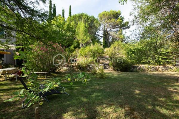 Un refuge bucolique au cœur de 10 hectares de nature préservée

Et si le luxe ultime était le silence ?

À quelques minutes seulement de L'Isle-sur-la-Sorgue, se cache une propriété que l'on découvre au détour d'un chemin, comme un secret bien gardé. Entouré de 10 hectares de forêts et d'espaces naturels, entre Velleron et les collines de Saint-Antoine, ce mas en pierre datant de 1870 offre un cadre de vie d'une rare authenticité.

Ici, les journées s'écoulent au rythme des saisons. Les sentiers forestiers invitent aux balades à pied ou à vélo, les cigales accompagnent les longues soirées d'été et la nature s'impose comme seul horizon.

Développant 170 m² habitables pour 195 m² de surface totale au sol, ce mas de caractère conjugue le charme de l'ancien et la douceur de vivre provençale. Actuellement composé de deux habitations indépendantes — maison principale et gîte — il peut aisément retrouver sa vocation de grande demeure familiale.

La propriété bénéficie d'environ 2 500 m² de terrain en jouissance privative au sein d'une copropriété confidentielle de 10 hectares. Un privilège rare pour profiter d'un environnement exceptionnel sans renoncer à la proximité des commerces et des commodités.

Ses prestations complètent harmonieusement l'ensemble :
- 5 chambres et 2 salles d'eau et 1 salle de bains
- Deux salons offrant de multiples possibilités de vie et de réception, permettant à chacun de profiter de son espace tout en préservant la convivialité des lieux
-Piscine et vastes espaces de détente extérieurs
- Deux grands espaces de stationnement couverts, à l'abri des regards, permettant d'accueillir plusieurs véhicules tout en préservant l'esthétique et la quiétude des lieux
- Grande cave de 60m²environ pouvant accueillir un atelier d'artiste, un espace créatif ou un atelier de bricolage
- Forage et canal
- Chauffage au gaz, poêle à bois et climatisation réversible

Plus qu'une maison, cette propriété est une parenthèse bucolique. Un lieu où l'on vient chercher l'espace, la lumière, la nature et cette sensation devenue si rare de vivre ailleurs... tout en restant à quelques minutes de l'une des plus belles adresses du Luberon et du Pays des Sorgues.

Et parce que le véritable luxe réside aussi dans la liberté de profiter des lieux sans les contraintes de leur entretien, les charges de copropriété comprennent notamment l'entretien de la piscine et de ses abords, le soin apporté aux espaces verts et au parc desservant les huit lots de la copropriété, ainsi que la maintenance de la station de phyto épuration. Un privilège qui permet de savourer pleinement la beauté de cet environnement exceptionnel, en toute sérénité.

Un bien aussi rare mérite d'être découvert sur place. 
Les lieux d'exception ne se racontent jamais aussi bien qu'ils ne se vivent. Je serai heureuse de vous accompagner dans la découverte de cette propriété et reste à votre disposition pour organiser une visite privée.

Professionnels de l'immobilier, et apporteurs d'affaires, collaborons ensemble : le réseau BSK Immobilier valorise et rémunère les mises en relation conduisant à une transaction aboutie.
N'hésitez pas à me contacter pour en connaître les modalités.
