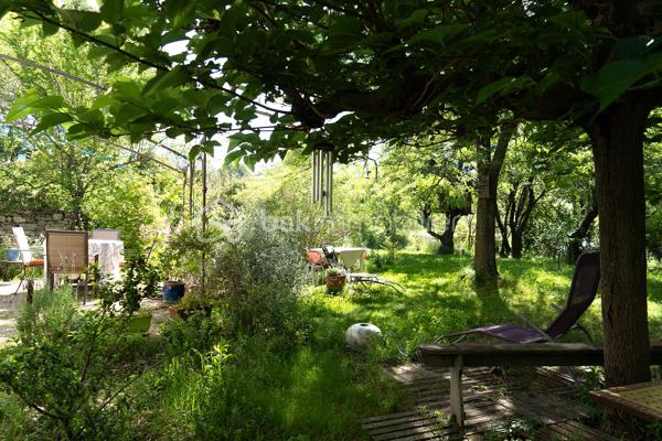 Un refuge bucolique au cœur de 10 hectares de nature préservée

Et si le luxe ultime était le silence ?

À quelques minutes seulement de L'Isle-sur-la-Sorgue, se cache une propriété que l'on découvre au détour d'un chemin, comme un secret bien gardé. Entouré de 10 hectares de forêts et d'espaces naturels, entre Velleron et les collines de Saint-Antoine, ce mas en pierre datant de 1870 offre un cadre de vie d'une rare authenticité.

Ici, les journées s'écoulent au rythme des saisons. Les sentiers forestiers invitent aux balades à pied ou à vélo, les cigales accompagnent les longues soirées d'été et la nature s'impose comme seul horizon.

Développant 170 m² habitables pour 195 m² de surface totale au sol, ce mas de caractère conjugue le charme de l'ancien et la douceur de vivre provençale. Actuellement composé de deux habitations indépendantes — maison principale et gîte — il peut aisément retrouver sa vocation de grande demeure familiale.

La propriété bénéficie d'environ 2 500 m² de terrain en jouissance privative au sein d'une copropriété confidentielle de 10 hectares. Un privilège rare pour profiter d'un environnement exceptionnel sans renoncer à la proximité des commerces et des commodités.

Ses prestations complètent harmonieusement l'ensemble :
- 5 chambres et 2 salles d'eau et 1 salle de bains
- Deux salons offrant de multiples possibilités de vie et de réception, permettant à chacun de profiter de son espace tout en préservant la convivialité des lieux
-Piscine et vastes espaces de détente extérieurs
- Deux grands espaces de stationnement couverts, à l'abri des regards, permettant d'accueillir plusieurs véhicules tout en préservant l'esthétique et la quiétude des lieux
- Grande cave de 60m²environ pouvant accueillir un atelier d'artiste, un espace créatif ou un atelier de bricolage
- Forage et canal
- Chauffage au gaz, poêle à bois et climatisation réversible

Plus qu'une maison, cette propriété est une parenthèse bucolique. Un lieu où l'on vient chercher l'espace, la lumière, la nature et cette sensation devenue si rare de vivre ailleurs... tout en restant à quelques minutes de l'une des plus belles adresses du Luberon et du Pays des Sorgues.

Et parce que le véritable luxe réside aussi dans la liberté de profiter des lieux sans les contraintes de leur entretien, les charges de copropriété comprennent notamment l'entretien de la piscine et de ses abords, le soin apporté aux espaces verts et au parc desservant les huit lots de la copropriété, ainsi que la maintenance de la station de phyto épuration. Un privilège qui permet de savourer pleinement la beauté de cet environnement exceptionnel, en toute sérénité.

Un bien aussi rare mérite d'être découvert sur place. 
Les lieux d'exception ne se racontent jamais aussi bien qu'ils ne se vivent. Je serai heureuse de vous accompagner dans la découverte de cette propriété et reste à votre disposition pour organiser une visite privée.

Professionnels de l'immobilier, et apporteurs d'affaires, collaborons ensemble : le réseau BSK Immobilier valorise et rémunère les mises en relation conduisant à une transaction aboutie.
N'hésitez pas à me contacter pour en connaître les modalités.