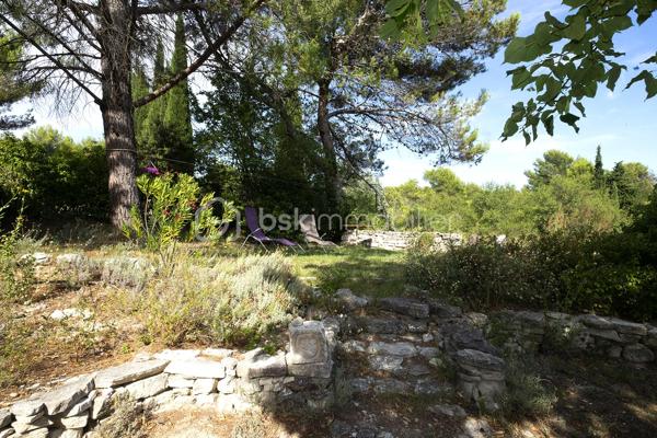 Un refuge bucolique au cœur de 10 hectares de nature préservée

Et si le luxe ultime était le silence ?

À quelques minutes seulement de L'Isle-sur-la-Sorgue, se cache une propriété que l'on découvre au détour d'un chemin, comme un secret bien gardé. Entouré de 10 hectares de forêts et d'espaces naturels, entre Velleron et les collines de Saint-Antoine, ce mas en pierre datant de 1870 offre un cadre de vie d'une rare authenticité.

Ici, les journées s'écoulent au rythme des saisons. Les sentiers forestiers invitent aux balades à pied ou à vélo, les cigales accompagnent les longues soirées d'été et la nature s'impose comme seul horizon.

Développant 170 m² habitables pour 195 m² de surface totale au sol, ce mas de caractère conjugue le charme de l'ancien et la douceur de vivre provençale. Actuellement composé de deux habitations indépendantes — maison principale et gîte — il peut aisément retrouver sa vocation de grande demeure familiale.

La propriété bénéficie d'environ 2 500 m² de terrain en jouissance privative au sein d'une copropriété confidentielle de 10 hectares. Un privilège rare pour profiter d'un environnement exceptionnel sans renoncer à la proximité des commerces et des commodités.

Ses prestations complètent harmonieusement l'ensemble :
- 5 chambres et 2 salles d'eau et 1 salle de bains
- Deux salons offrant de multiples possibilités de vie et de réception, permettant à chacun de profiter de son espace tout en préservant la convivialité des lieux
-Piscine et vastes espaces de détente extérieurs
- Deux grands espaces de stationnement couverts, à l'abri des regards, permettant d'accueillir plusieurs véhicules tout en préservant l'esthétique et la quiétude des lieux
- Grande cave de 60m²environ pouvant accueillir un atelier d'artiste, un espace créatif ou un atelier de bricolage
- Forage et canal
- Chauffage au gaz, poêle à bois et climatisation réversible

Plus qu'une maison, cette propriété est une parenthèse bucolique. Un lieu où l'on vient chercher l'espace, la lumière, la nature et cette sensation devenue si rare de vivre ailleurs... tout en restant à quelques minutes de l'une des plus belles adresses du Luberon et du Pays des Sorgues.

Et parce que le véritable luxe réside aussi dans la liberté de profiter des lieux sans les contraintes de leur entretien, les charges de copropriété comprennent notamment l'entretien de la piscine et de ses abords, le soin apporté aux espaces verts et au parc desservant les huit lots de la copropriété, ainsi que la maintenance de la station de phyto épuration. Un privilège qui permet de savourer pleinement la beauté de cet environnement exceptionnel, en toute sérénité.

Un bien aussi rare mérite d'être découvert sur place. 
Les lieux d'exception ne se racontent jamais aussi bien qu'ils ne se vivent. Je serai heureuse de vous accompagner dans la découverte de cette propriété et reste à votre disposition pour organiser une visite privée.

Professionnels de l'immobilier, et apporteurs d'affaires, collaborons ensemble : le réseau BSK Immobilier valorise et rémunère les mises en relation conduisant à une transaction aboutie.
N'hésitez pas à me contacter pour en connaître les modalités.