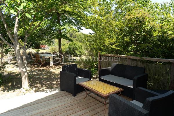 Un refuge bucolique au cœur de 10 hectares de nature préservée

Et si le luxe ultime était le silence ?

À quelques minutes seulement de L'Isle-sur-la-Sorgue, se cache une propriété que l'on découvre au détour d'un chemin, comme un secret bien gardé. Entouré de 10 hectares de forêts et d'espaces naturels, entre Velleron et les collines de Saint-Antoine, ce mas en pierre datant de 1870 offre un cadre de vie d'une rare authenticité.

Ici, les journées s'écoulent au rythme des saisons. Les sentiers forestiers invitent aux balades à pied ou à vélo, les cigales accompagnent les longues soirées d'été et la nature s'impose comme seul horizon.

Développant 170 m² habitables pour 195 m² de surface totale au sol, ce mas de caractère conjugue le charme de l'ancien et la douceur de vivre provençale. Actuellement composé de deux habitations indépendantes — maison principale et gîte — il peut aisément retrouver sa vocation de grande demeure familiale.

La propriété bénéficie d'environ 2 500 m² de terrain en jouissance privative au sein d'une copropriété confidentielle de 10 hectares. Un privilège rare pour profiter d'un environnement exceptionnel sans renoncer à la proximité des commerces et des commodités.

Ses prestations complètent harmonieusement l'ensemble :
- 5 chambres et 2 salles d'eau et 1 salle de bains
- Deux salons offrant de multiples possibilités de vie et de réception, permettant à chacun de profiter de son espace tout en préservant la convivialité des lieux
-Piscine et vastes espaces de détente extérieurs
- Deux grands espaces de stationnement couverts, à l'abri des regards, permettant d'accueillir plusieurs véhicules tout en préservant l'esthétique et la quiétude des lieux
- Grande cave de 60m²environ pouvant accueillir un atelier d'artiste, un espace créatif ou un atelier de bricolage
- Forage et canal
- Chauffage au gaz, poêle à bois et climatisation réversible

Plus qu'une maison, cette propriété est une parenthèse bucolique. Un lieu où l'on vient chercher l'espace, la lumière, la nature et cette sensation devenue si rare de vivre ailleurs... tout en restant à quelques minutes de l'une des plus belles adresses du Luberon et du Pays des Sorgues.

Et parce que le véritable luxe réside aussi dans la liberté de profiter des lieux sans les contraintes de leur entretien, les charges de copropriété comprennent notamment l'entretien de la piscine et de ses abords, le soin apporté aux espaces verts et au parc desservant les huit lots de la copropriété, ainsi que la maintenance de la station de phyto épuration. Un privilège qui permet de savourer pleinement la beauté de cet environnement exceptionnel, en toute sérénité.

Un bien aussi rare mérite d'être découvert sur place. 
Les lieux d'exception ne se racontent jamais aussi bien qu'ils ne se vivent. Je serai heureuse de vous accompagner dans la découverte de cette propriété et reste à votre disposition pour organiser une visite privée.

Professionnels de l'immobilier, et apporteurs d'affaires, collaborons ensemble : le réseau BSK Immobilier valorise et rémunère les mises en relation conduisant à une transaction aboutie.
N'hésitez pas à me contacter pour en connaître les modalités.