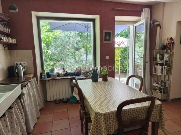 Un refuge bucolique au cœur de 10 hectares de nature préservée

Et si le luxe ultime était le silence ?

À quelques minutes seulement de L'Isle-sur-la-Sorgue, se cache une propriété que l'on découvre au détour d'un chemin, comme un secret bien gardé. Entouré de 10 hectares de forêts et d'espaces naturels, entre Velleron et les collines de Saint-Antoine, ce mas en pierre datant de 1870 offre un cadre de vie d'une rare authenticité.

Ici, les journées s'écoulent au rythme des saisons. Les sentiers forestiers invitent aux balades à pied ou à vélo, les cigales accompagnent les longues soirées d'été et la nature s'impose comme seul horizon.

Développant 170 m² habitables pour 195 m² de surface totale au sol, ce mas de caractère conjugue le charme de l'ancien et la douceur de vivre provençale. Actuellement composé de deux habitations indépendantes — maison principale et gîte — il peut aisément retrouver sa vocation de grande demeure familiale.

La propriété bénéficie d'environ 2 500 m² de terrain en jouissance privative au sein d'une copropriété confidentielle de 10 hectares. Un privilège rare pour profiter d'un environnement exceptionnel sans renoncer à la proximité des commerces et des commodités.

Ses prestations complètent harmonieusement l'ensemble :
- 5 chambres et 2 salles d'eau et 1 salle de bains
- Deux salons offrant de multiples possibilités de vie et de réception, permettant à chacun de profiter de son espace tout en préservant la convivialité des lieux
-Piscine et vastes espaces de détente extérieurs
- Deux grands espaces de stationnement couverts, à l'abri des regards, permettant d'accueillir plusieurs véhicules tout en préservant l'esthétique et la quiétude des lieux
- Grande cave de 60m²environ pouvant accueillir un atelier d'artiste, un espace créatif ou un atelier de bricolage
- Forage et canal
- Chauffage au gaz, poêle à bois et climatisation réversible

Plus qu'une maison, cette propriété est une parenthèse bucolique. Un lieu où l'on vient chercher l'espace, la lumière, la nature et cette sensation devenue si rare de vivre ailleurs... tout en restant à quelques minutes de l'une des plus belles adresses du Luberon et du Pays des Sorgues.

Et parce que le véritable luxe réside aussi dans la liberté de profiter des lieux sans les contraintes de leur entretien, les charges de copropriété comprennent notamment l'entretien de la piscine et de ses abords, le soin apporté aux espaces verts et au parc desservant les huit lots de la copropriété, ainsi que la maintenance de la station de phyto épuration. Un privilège qui permet de savourer pleinement la beauté de cet environnement exceptionnel, en toute sérénité.

Un bien aussi rare mérite d'être découvert sur place. 
Les lieux d'exception ne se racontent jamais aussi bien qu'ils ne se vivent. Je serai heureuse de vous accompagner dans la découverte de cette propriété et reste à votre disposition pour organiser une visite privée.

Professionnels de l'immobilier, et apporteurs d'affaires, collaborons ensemble : le réseau BSK Immobilier valorise et rémunère les mises en relation conduisant à une transaction aboutie.
N'hésitez pas à me contacter pour en connaître les modalités.