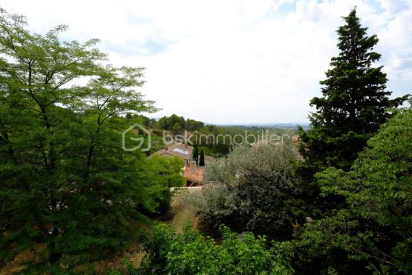 Un refuge bucolique au cœur de 10 hectares de nature préservée

Et si le luxe ultime était le silence ?

À quelques minutes seulement de L'Isle-sur-la-Sorgue, se cache une propriété que l'on découvre au détour d'un chemin, comme un secret bien gardé. Entouré de 10 hectares de forêts et d'espaces naturels, entre Velleron et les collines de Saint-Antoine, ce mas en pierre datant de 1870 offre un cadre de vie d'une rare authenticité.

Ici, les journées s'écoulent au rythme des saisons. Les sentiers forestiers invitent aux balades à pied ou à vélo, les cigales accompagnent les longues soirées d'été et la nature s'impose comme seul horizon.

Développant 170 m² habitables pour 195 m² de surface totale au sol, ce mas de caractère conjugue le charme de l'ancien et la douceur de vivre provençale. Actuellement composé de deux habitations indépendantes — maison principale et gîte — il peut aisément retrouver sa vocation de grande demeure familiale.

La propriété bénéficie d'environ 2 500 m² de terrain en jouissance privative au sein d'une copropriété confidentielle de 10 hectares. Un privilège rare pour profiter d'un environnement exceptionnel sans renoncer à la proximité des commerces et des commodités.

Ses prestations complètent harmonieusement l'ensemble :
- 5 chambres et 2 salles d'eau et 1 salle de bains
- Deux salons offrant de multiples possibilités de vie et de réception, permettant à chacun de profiter de son espace tout en préservant la convivialité des lieux
-Piscine et vastes espaces de détente extérieurs
- Deux grands espaces de stationnement couverts, à l'abri des regards, permettant d'accueillir plusieurs véhicules tout en préservant l'esthétique et la quiétude des lieux
- Grande cave de 60m²environ pouvant accueillir un atelier d'artiste, un espace créatif ou un atelier de bricolage
- Forage et canal
- Chauffage au gaz, poêle à bois et climatisation réversible

Plus qu'une maison, cette propriété est une parenthèse bucolique. Un lieu où l'on vient chercher l'espace, la lumière, la nature et cette sensation devenue si rare de vivre ailleurs... tout en restant à quelques minutes de l'une des plus belles adresses du Luberon et du Pays des Sorgues.

Et parce que le véritable luxe réside aussi dans la liberté de profiter des lieux sans les contraintes de leur entretien, les charges de copropriété comprennent notamment l'entretien de la piscine et de ses abords, le soin apporté aux espaces verts et au parc desservant les huit lots de la copropriété, ainsi que la maintenance de la station de phyto épuration. Un privilège qui permet de savourer pleinement la beauté de cet environnement exceptionnel, en toute sérénité.

Un bien aussi rare mérite d'être découvert sur place. 
Les lieux d'exception ne se racontent jamais aussi bien qu'ils ne se vivent. Je serai heureuse de vous accompagner dans la découverte de cette propriété et reste à votre disposition pour organiser une visite privée.

Professionnels de l'immobilier, et apporteurs d'affaires, collaborons ensemble : le réseau BSK Immobilier valorise et rémunère les mises en relation conduisant à une transaction aboutie.
N'hésitez pas à me contacter pour en connaître les modalités.