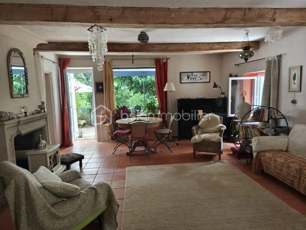 Un refuge bucolique au cœur de 10 hectares de nature préservée

Et si le luxe ultime était le silence ?

À quelques minutes seulement de L'Isle-sur-la-Sorgue, se cache une propriété que l'on découvre au détour d'un chemin, comme un secret bien gardé. Entouré de 10 hectares de forêts et d'espaces naturels, entre Velleron et les collines de Saint-Antoine, ce mas en pierre datant de 1870 offre un cadre de vie d'une rare authenticité.

Ici, les journées s'écoulent au rythme des saisons. Les sentiers forestiers invitent aux balades à pied ou à vélo, les cigales accompagnent les longues soirées d'été et la nature s'impose comme seul horizon.

Développant 170 m² habitables pour 195 m² de surface totale au sol, ce mas de caractère conjugue le charme de l'ancien et la douceur de vivre provençale. Actuellement composé de deux habitations indépendantes — maison principale et gîte — il peut aisément retrouver sa vocation de grande demeure familiale.

La propriété bénéficie d'environ 2 500 m² de terrain en jouissance privative au sein d'une copropriété confidentielle de 10 hectares. Un privilège rare pour profiter d'un environnement exceptionnel sans renoncer à la proximité des commerces et des commodités.

Ses prestations complètent harmonieusement l'ensemble :
- 5 chambres et 2 salles d'eau et 1 salle de bains
- Deux salons offrant de multiples possibilités de vie et de réception, permettant à chacun de profiter de son espace tout en préservant la convivialité des lieux
-Piscine et vastes espaces de détente extérieurs
- Deux grands espaces de stationnement couverts, à l'abri des regards, permettant d'accueillir plusieurs véhicules tout en préservant l'esthétique et la quiétude des lieux
- Grande cave de 60m²environ pouvant accueillir un atelier d'artiste, un espace créatif ou un atelier de bricolage
- Forage et canal
- Chauffage au gaz, poêle à bois et climatisation réversible

Plus qu'une maison, cette propriété est une parenthèse bucolique. Un lieu où l'on vient chercher l'espace, la lumière, la nature et cette sensation devenue si rare de vivre ailleurs... tout en restant à quelques minutes de l'une des plus belles adresses du Luberon et du Pays des Sorgues.

Et parce que le véritable luxe réside aussi dans la liberté de profiter des lieux sans les contraintes de leur entretien, les charges de copropriété comprennent notamment l'entretien de la piscine et de ses abords, le soin apporté aux espaces verts et au parc desservant les huit lots de la copropriété, ainsi que la maintenance de la station de phyto épuration. Un privilège qui permet de savourer pleinement la beauté de cet environnement exceptionnel, en toute sérénité.

Un bien aussi rare mérite d'être découvert sur place. 
Les lieux d'exception ne se racontent jamais aussi bien qu'ils ne se vivent. Je serai heureuse de vous accompagner dans la découverte de cette propriété et reste à votre disposition pour organiser une visite privée.

Professionnels de l'immobilier, et apporteurs d'affaires, collaborons ensemble : le réseau BSK Immobilier valorise et rémunère les mises en relation conduisant à une transaction aboutie.
N'hésitez pas à me contacter pour en connaître les modalités.