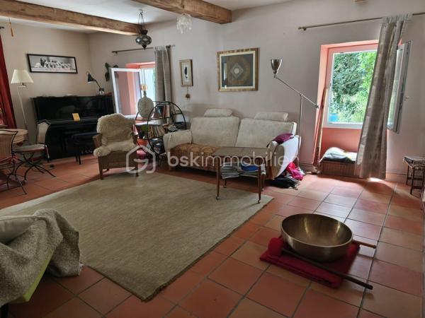Un refuge bucolique au cœur de 10 hectares de nature préservée

Et si le luxe ultime était le silence ?

À quelques minutes seulement de L'Isle-sur-la-Sorgue, se cache une propriété que l'on découvre au détour d'un chemin, comme un secret bien gardé. Entouré de 10 hectares de forêts et d'espaces naturels, entre Velleron et les collines de Saint-Antoine, ce mas en pierre datant de 1870 offre un cadre de vie d'une rare authenticité.

Ici, les journées s'écoulent au rythme des saisons. Les sentiers forestiers invitent aux balades à pied ou à vélo, les cigales accompagnent les longues soirées d'été et la nature s'impose comme seul horizon.

Développant 170 m² habitables pour 195 m² de surface totale au sol, ce mas de caractère conjugue le charme de l'ancien et la douceur de vivre provençale. Actuellement composé de deux habitations indépendantes — maison principale et gîte — il peut aisément retrouver sa vocation de grande demeure familiale.

La propriété bénéficie d'environ 2 500 m² de terrain en jouissance privative au sein d'une copropriété confidentielle de 10 hectares. Un privilège rare pour profiter d'un environnement exceptionnel sans renoncer à la proximité des commerces et des commodités.

Ses prestations complètent harmonieusement l'ensemble :
- 5 chambres et 2 salles d'eau et 1 salle de bains
- Deux salons offrant de multiples possibilités de vie et de réception, permettant à chacun de profiter de son espace tout en préservant la convivialité des lieux
-Piscine et vastes espaces de détente extérieurs
- Deux grands espaces de stationnement couverts, à l'abri des regards, permettant d'accueillir plusieurs véhicules tout en préservant l'esthétique et la quiétude des lieux
- Grande cave de 60m²environ pouvant accueillir un atelier d'artiste, un espace créatif ou un atelier de bricolage
- Forage et canal
- Chauffage au gaz, poêle à bois et climatisation réversible

Plus qu'une maison, cette propriété est une parenthèse bucolique. Un lieu où l'on vient chercher l'espace, la lumière, la nature et cette sensation devenue si rare de vivre ailleurs... tout en restant à quelques minutes de l'une des plus belles adresses du Luberon et du Pays des Sorgues.

Et parce que le véritable luxe réside aussi dans la liberté de profiter des lieux sans les contraintes de leur entretien, les charges de copropriété comprennent notamment l'entretien de la piscine et de ses abords, le soin apporté aux espaces verts et au parc desservant les huit lots de la copropriété, ainsi que la maintenance de la station de phyto épuration. Un privilège qui permet de savourer pleinement la beauté de cet environnement exceptionnel, en toute sérénité.

Un bien aussi rare mérite d'être découvert sur place. 
Les lieux d'exception ne se racontent jamais aussi bien qu'ils ne se vivent. Je serai heureuse de vous accompagner dans la découverte de cette propriété et reste à votre disposition pour organiser une visite privée.

Professionnels de l'immobilier, et apporteurs d'affaires, collaborons ensemble : le réseau BSK Immobilier valorise et rémunère les mises en relation conduisant à une transaction aboutie.
N'hésitez pas à me contacter pour en connaître les modalités.