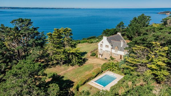 Propriété de prestige dominant la mer Côte de Granit Rose