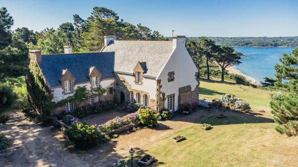 Propriété de prestige dominant la mer Côte de Granit Rose