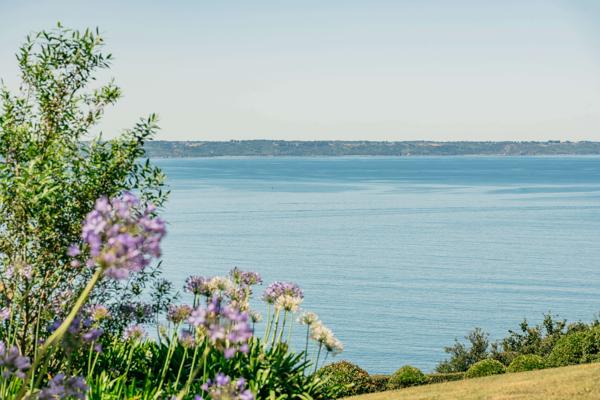 Propriété de prestige dominant la mer Côte de Granit Rose