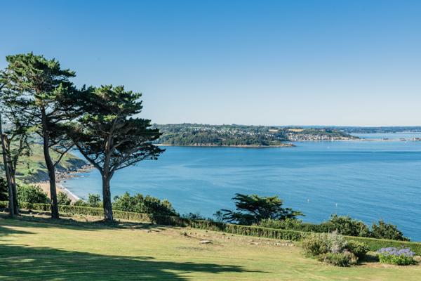 Propriété de prestige dominant la mer Côte de Granit Rose