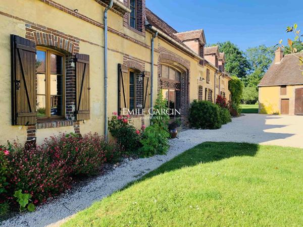 A VENDRE- Saint Sauveur en Puisaye - Bourgogne - 89-  Hameau 6 longères 17 ch-Idéal projet touristique- Hameau-18 ch avec piscine et spa sur parc de 7ha.