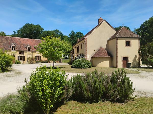 A VENDRE- Saint Sauveur en Puisaye - Bourgogne - 89-  Hameau 6 longères 17 ch-Idéal projet touristique- Hameau-18 ch avec piscine et spa sur parc de 7ha.