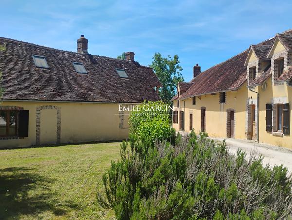 A VENDRE- Saint Sauveur en Puisaye - Bourgogne - 89-  Hameau 6 longères 17 ch-Idéal projet touristique- Hameau-18 ch avec piscine et spa sur parc de 7ha.