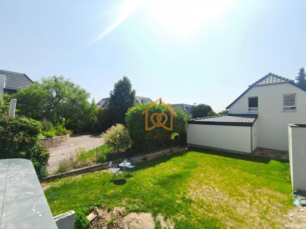 À Geispolsheim Village : Appartement avec garage, parking cave intégrale et un are de terrain