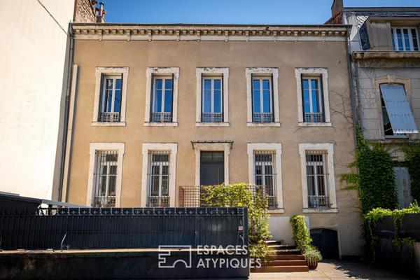 Maison bourgeoise avec piscine et jardin paysager en centre ville