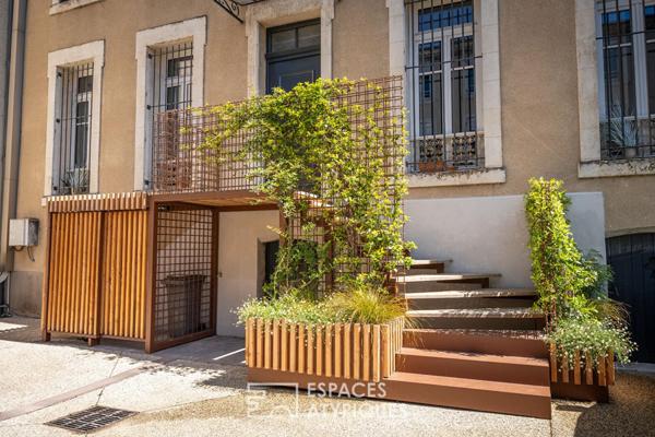Maison bourgeoise avec piscine et jardin paysager en centre ville