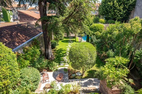 Maison bourgeoise avec piscine et jardin paysager en centre ville
