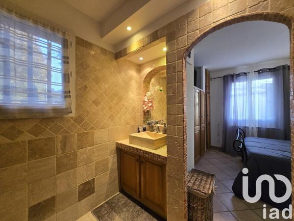 Maison traditionnelle 5 pièces de 250 m² à Peyrolles-en-Provence (13860)