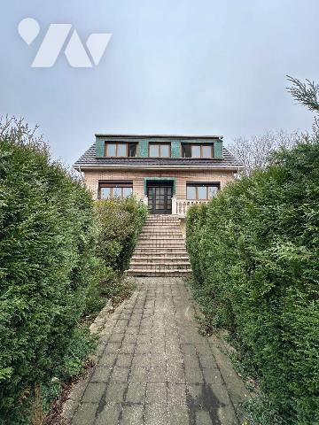 Située sur la commune de Fort-Mardyck, cette maison individuelle de 115 m², construite en 1971,...