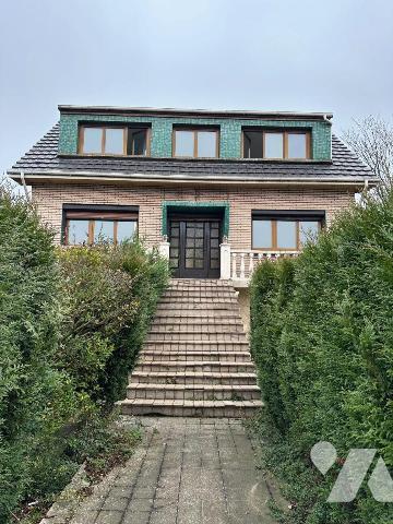 Située sur la commune de Fort-Mardyck, cette maison individuelle de 115 m², construite en 1971,...