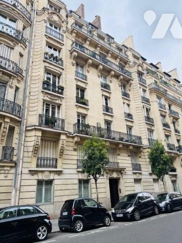 NEUILLY SUR SEINE - METRO SABLONS - STUDETTE (12.70 m²) + DEBARRAS