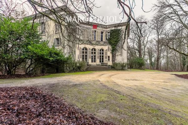 Château avec un Terrain de 8 hectares au Nord de Paris