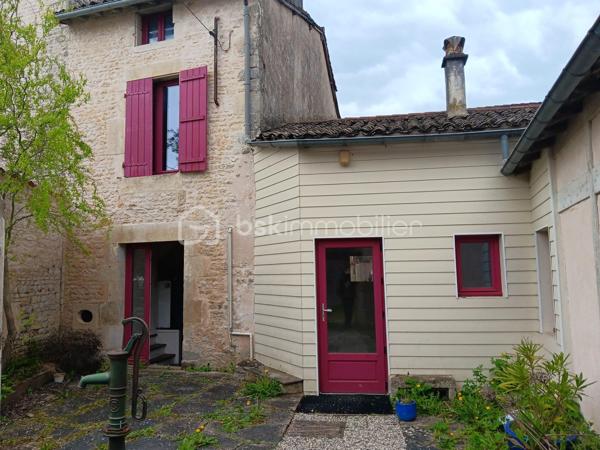 🏡 Local commercial rénové + cour + grande dépendance –
En plein centre de Sauzé‑Vaussais, découvrez ce local commercial de 117 m², entièrement rénové entre 2012 et 2016. Il offre une belle visibilité, une cour privée et une grande dépendance en pierre idéale pour du stockage ou un futur aménagement.

🔹 Rez-de-chaussée
Espace magasin 34 m² avec vitrine sur rue
Pièce en L 16 m² sur parquet, accès cour
Coin kitchenette avec WC indépendant
Accès cave

🔹 1er étage
Palier 7m²
Grande pièce lumineuse 19,20 m²
Salle d’eau 3,64 m²

🔹 2e étage
Palier 7.22m²
2 pièces mansardées 11,20 m² et 12,04 m²

🔹 Confort
Double vitrage
Tout-à-l’égout
Chauffage performant : poêle à granulés + radiateurs à inertie
Isolation écologique de qualité

🔹 Extérieur
Charmante cour privée, close de murs en pierre

Dépendance en pierre 46 m² au sol + grand grenier (même surface, belle hauteur)
➡️ Parfait pour atelier, stockage, extension ou projet professionnel

📐 Parcelle totale : 257 m²