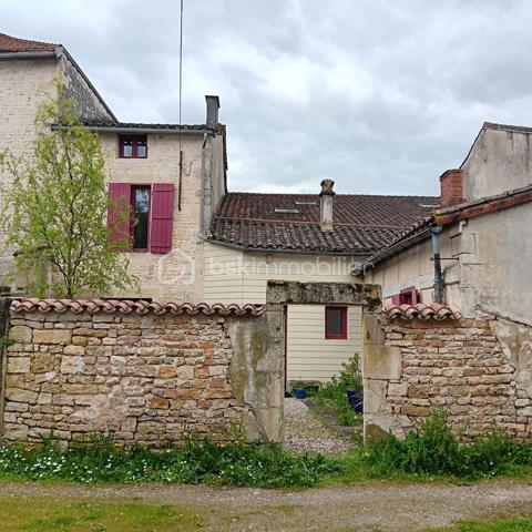 🏡 Local commercial rénové + cour + grande dépendance –
En plein centre de Sauzé‑Vaussais, découvrez ce local commercial de 117 m², entièrement rénové entre 2012 et 2016. Il offre une belle visibilité, une cour privée et une grande dépendance en pierre idéale pour du stockage ou un futur aménagement.

🔹 Rez-de-chaussée
Espace magasin 34 m² avec vitrine sur rue
Pièce en L 16 m² sur parquet, accès cour
Coin kitchenette avec WC indépendant
Accès cave

🔹 1er étage
Palier 7m²
Grande pièce lumineuse 19,20 m²
Salle d’eau 3,64 m²

🔹 2e étage
Palier 7.22m²
2 pièces mansardées 11,20 m² et 12,04 m²

🔹 Confort
Double vitrage
Tout-à-l’égout
Chauffage performant : poêle à granulés + radiateurs à inertie
Isolation écologique de qualité

🔹 Extérieur
Charmante cour privée, close de murs en pierre

Dépendance en pierre 46 m² au sol + grand grenier (même surface, belle hauteur)
➡️ Parfait pour atelier, stockage, extension ou projet professionnel

📐 Parcelle totale : 257 m²