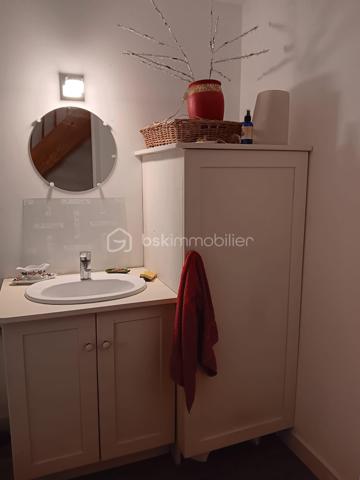 🏡 Local commercial rénové + cour + grande dépendance –
En plein centre de Sauzé‑Vaussais, découvrez ce local commercial de 117 m², entièrement rénové entre 2012 et 2016. Il offre une belle visibilité, une cour privée et une grande dépendance en pierre idéale pour du stockage ou un futur aménagement.

🔹 Rez-de-chaussée
Espace magasin 34 m² avec vitrine sur rue
Pièce en L 16 m² sur parquet, accès cour
Coin kitchenette avec WC indépendant
Accès cave

🔹 1er étage
Palier 7m²
Grande pièce lumineuse 19,20 m²
Salle d’eau 3,64 m²

🔹 2e étage
Palier 7.22m²
2 pièces mansardées 11,20 m² et 12,04 m²

🔹 Confort
Double vitrage
Tout-à-l’égout
Chauffage performant : poêle à granulés + radiateurs à inertie
Isolation écologique de qualité

🔹 Extérieur
Charmante cour privée, close de murs en pierre

Dépendance en pierre 46 m² au sol + grand grenier (même surface, belle hauteur)
➡️ Parfait pour atelier, stockage, extension ou projet professionnel

📐 Parcelle totale : 257 m²