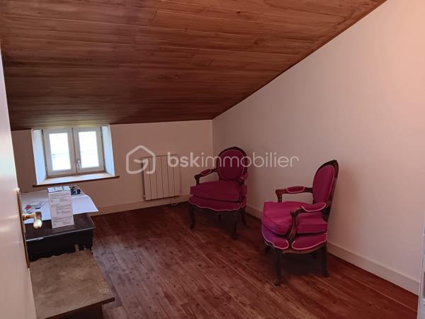 🏡 Local commercial rénové + cour + grande dépendance –
En plein centre de Sauzé‑Vaussais, découvrez ce local commercial de 117 m², entièrement rénové entre 2012 et 2016. Il offre une belle visibilité, une cour privée et une grande dépendance en pierre idéale pour du stockage ou un futur aménagement.

🔹 Rez-de-chaussée
Espace magasin 34 m² avec vitrine sur rue
Pièce en L 16 m² sur parquet, accès cour
Coin kitchenette avec WC indépendant
Accès cave

🔹 1er étage
Palier 7m²
Grande pièce lumineuse 19,20 m²
Salle d’eau 3,64 m²

🔹 2e étage
Palier 7.22m²
2 pièces mansardées 11,20 m² et 12,04 m²

🔹 Confort
Double vitrage
Tout-à-l’égout
Chauffage performant : poêle à granulés + radiateurs à inertie
Isolation écologique de qualité

🔹 Extérieur
Charmante cour privée, close de murs en pierre

Dépendance en pierre 46 m² au sol + grand grenier (même surface, belle hauteur)
➡️ Parfait pour atelier, stockage, extension ou projet professionnel

📐 Parcelle totale : 257 m²