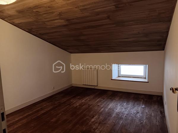 🏡 Local commercial rénové + cour + grande dépendance –
En plein centre de Sauzé‑Vaussais, découvrez ce local commercial de 117 m², entièrement rénové entre 2012 et 2016. Il offre une belle visibilité, une cour privée et une grande dépendance en pierre idéale pour du stockage ou un futur aménagement.

🔹 Rez-de-chaussée
Espace magasin 34 m² avec vitrine sur rue
Pièce en L 16 m² sur parquet, accès cour
Coin kitchenette avec WC indépendant
Accès cave

🔹 1er étage
Palier 7m²
Grande pièce lumineuse 19,20 m²
Salle d’eau 3,64 m²

🔹 2e étage
Palier 7.22m²
2 pièces mansardées 11,20 m² et 12,04 m²

🔹 Confort
Double vitrage
Tout-à-l’égout
Chauffage performant : poêle à granulés + radiateurs à inertie
Isolation écologique de qualité

🔹 Extérieur
Charmante cour privée, close de murs en pierre

Dépendance en pierre 46 m² au sol + grand grenier (même surface, belle hauteur)
➡️ Parfait pour atelier, stockage, extension ou projet professionnel

📐 Parcelle totale : 257 m²