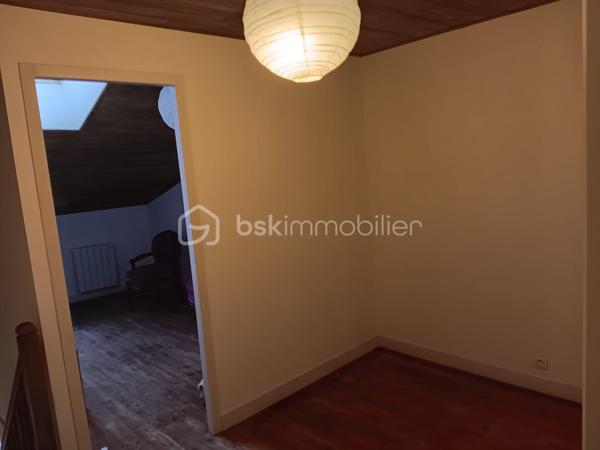 🏡 Local commercial rénové + cour + grande dépendance –
En plein centre de Sauzé‑Vaussais, découvrez ce local commercial de 117 m², entièrement rénové entre 2012 et 2016. Il offre une belle visibilité, une cour privée et une grande dépendance en pierre idéale pour du stockage ou un futur aménagement.

🔹 Rez-de-chaussée
Espace magasin 34 m² avec vitrine sur rue
Pièce en L 16 m² sur parquet, accès cour
Coin kitchenette avec WC indépendant
Accès cave

🔹 1er étage
Palier 7m²
Grande pièce lumineuse 19,20 m²
Salle d’eau 3,64 m²

🔹 2e étage
Palier 7.22m²
2 pièces mansardées 11,20 m² et 12,04 m²

🔹 Confort
Double vitrage
Tout-à-l’égout
Chauffage performant : poêle à granulés + radiateurs à inertie
Isolation écologique de qualité

🔹 Extérieur
Charmante cour privée, close de murs en pierre

Dépendance en pierre 46 m² au sol + grand grenier (même surface, belle hauteur)
➡️ Parfait pour atelier, stockage, extension ou projet professionnel

📐 Parcelle totale : 257 m²