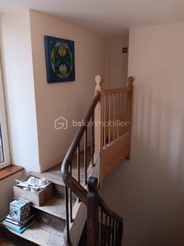 🏡 Local commercial rénové + cour + grande dépendance –
En plein centre de Sauzé‑Vaussais, découvrez ce local commercial de 117 m², entièrement rénové entre 2012 et 2016. Il offre une belle visibilité, une cour privée et une grande dépendance en pierre idéale pour du stockage ou un futur aménagement.

🔹 Rez-de-chaussée
Espace magasin 34 m² avec vitrine sur rue
Pièce en L 16 m² sur parquet, accès cour
Coin kitchenette avec WC indépendant
Accès cave

🔹 1er étage
Palier 7m²
Grande pièce lumineuse 19,20 m²
Salle d’eau 3,64 m²

🔹 2e étage
Palier 7.22m²
2 pièces mansardées 11,20 m² et 12,04 m²

🔹 Confort
Double vitrage
Tout-à-l’égout
Chauffage performant : poêle à granulés + radiateurs à inertie
Isolation écologique de qualité

🔹 Extérieur
Charmante cour privée, close de murs en pierre

Dépendance en pierre 46 m² au sol + grand grenier (même surface, belle hauteur)
➡️ Parfait pour atelier, stockage, extension ou projet professionnel

📐 Parcelle totale : 257 m²