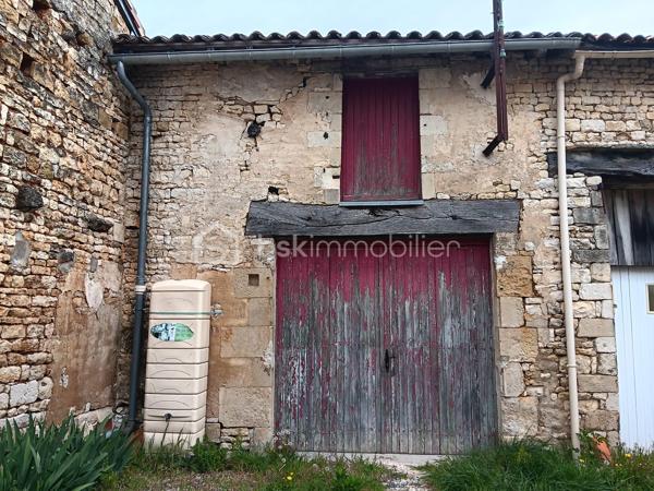 🏡 Local commercial rénové + cour + grande dépendance –
En plein centre de Sauzé‑Vaussais, découvrez ce local commercial de 117 m², entièrement rénové entre 2012 et 2016. Il offre une belle visibilité, une cour privée et une grande dépendance en pierre idéale pour du stockage ou un futur aménagement.

🔹 Rez-de-chaussée
Espace magasin 34 m² avec vitrine sur rue
Pièce en L 16 m² sur parquet, accès cour
Coin kitchenette avec WC indépendant
Accès cave

🔹 1er étage
Palier 7m²
Grande pièce lumineuse 19,20 m²
Salle d’eau 3,64 m²

🔹 2e étage
Palier 7.22m²
2 pièces mansardées 11,20 m² et 12,04 m²

🔹 Confort
Double vitrage
Tout-à-l’égout
Chauffage performant : poêle à granulés + radiateurs à inertie
Isolation écologique de qualité

🔹 Extérieur
Charmante cour privée, close de murs en pierre

Dépendance en pierre 46 m² au sol + grand grenier (même surface, belle hauteur)
➡️ Parfait pour atelier, stockage, extension ou projet professionnel

📐 Parcelle totale : 257 m²