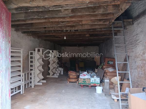 🏡 Local commercial rénové + cour + grande dépendance –
En plein centre de Sauzé‑Vaussais, découvrez ce local commercial de 117 m², entièrement rénové entre 2012 et 2016. Il offre une belle visibilité, une cour privée et une grande dépendance en pierre idéale pour du stockage ou un futur aménagement.

🔹 Rez-de-chaussée
Espace magasin 34 m² avec vitrine sur rue
Pièce en L 16 m² sur parquet, accès cour
Coin kitchenette avec WC indépendant
Accès cave

🔹 1er étage
Palier 7m²
Grande pièce lumineuse 19,20 m²
Salle d’eau 3,64 m²

🔹 2e étage
Palier 7.22m²
2 pièces mansardées 11,20 m² et 12,04 m²

🔹 Confort
Double vitrage
Tout-à-l’égout
Chauffage performant : poêle à granulés + radiateurs à inertie
Isolation écologique de qualité

🔹 Extérieur
Charmante cour privée, close de murs en pierre

Dépendance en pierre 46 m² au sol + grand grenier (même surface, belle hauteur)
➡️ Parfait pour atelier, stockage, extension ou projet professionnel

📐 Parcelle totale : 257 m²