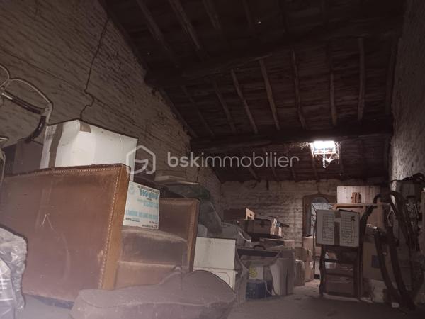 🏡 Local commercial rénové + cour + grande dépendance –
En plein centre de Sauzé‑Vaussais, découvrez ce local commercial de 117 m², entièrement rénové entre 2012 et 2016. Il offre une belle visibilité, une cour privée et une grande dépendance en pierre idéale pour du stockage ou un futur aménagement.

🔹 Rez-de-chaussée
Espace magasin 34 m² avec vitrine sur rue
Pièce en L 16 m² sur parquet, accès cour
Coin kitchenette avec WC indépendant
Accès cave

🔹 1er étage
Palier 7m²
Grande pièce lumineuse 19,20 m²
Salle d’eau 3,64 m²

🔹 2e étage
Palier 7.22m²
2 pièces mansardées 11,20 m² et 12,04 m²

🔹 Confort
Double vitrage
Tout-à-l’égout
Chauffage performant : poêle à granulés + radiateurs à inertie
Isolation écologique de qualité

🔹 Extérieur
Charmante cour privée, close de murs en pierre

Dépendance en pierre 46 m² au sol + grand grenier (même surface, belle hauteur)
➡️ Parfait pour atelier, stockage, extension ou projet professionnel

📐 Parcelle totale : 257 m²