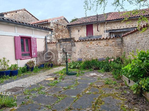 🏡 Local commercial rénové + cour + grande dépendance –
En plein centre de Sauzé‑Vaussais, découvrez ce local commercial de 117 m², entièrement rénové entre 2012 et 2016. Il offre une belle visibilité, une cour privée et une grande dépendance en pierre idéale pour du stockage ou un futur aménagement.

🔹 Rez-de-chaussée
Espace magasin 34 m² avec vitrine sur rue
Pièce en L 16 m² sur parquet, accès cour
Coin kitchenette avec WC indépendant
Accès cave

🔹 1er étage
Palier 7m²
Grande pièce lumineuse 19,20 m²
Salle d’eau 3,64 m²

🔹 2e étage
Palier 7.22m²
2 pièces mansardées 11,20 m² et 12,04 m²

🔹 Confort
Double vitrage
Tout-à-l’égout
Chauffage performant : poêle à granulés + radiateurs à inertie
Isolation écologique de qualité

🔹 Extérieur
Charmante cour privée, close de murs en pierre

Dépendance en pierre 46 m² au sol + grand grenier (même surface, belle hauteur)
➡️ Parfait pour atelier, stockage, extension ou projet professionnel

📐 Parcelle totale : 257 m²