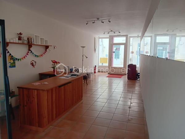 🏡 Local commercial rénové + cour + grande dépendance –
En plein centre de Sauzé‑Vaussais, découvrez ce local commercial de 117 m², entièrement rénové entre 2012 et 2016. Il offre une belle visibilité, une cour privée et une grande dépendance en pierre idéale pour du stockage ou un futur aménagement.

🔹 Rez-de-chaussée
Espace magasin 34 m² avec vitrine sur rue
Pièce en L 16 m² sur parquet, accès cour
Coin kitchenette avec WC indépendant
Accès cave

🔹 1er étage
Palier 7m²
Grande pièce lumineuse 19,20 m²
Salle d’eau 3,64 m²

🔹 2e étage
Palier 7.22m²
2 pièces mansardées 11,20 m² et 12,04 m²

🔹 Confort
Double vitrage
Tout-à-l’égout
Chauffage performant : poêle à granulés + radiateurs à inertie
Isolation écologique de qualité

🔹 Extérieur
Charmante cour privée, close de murs en pierre

Dépendance en pierre 46 m² au sol + grand grenier (même surface, belle hauteur)
➡️ Parfait pour atelier, stockage, extension ou projet professionnel

📐 Parcelle totale : 257 m²