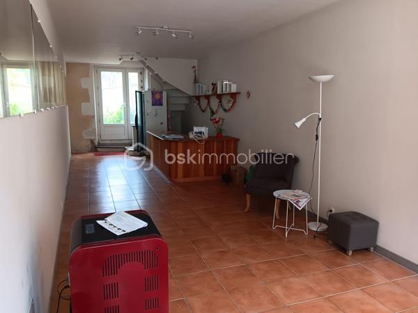 🏡 Local commercial rénové + cour + grande dépendance –
En plein centre de Sauzé‑Vaussais, découvrez ce local commercial de 117 m², entièrement rénové entre 2012 et 2016. Il offre une belle visibilité, une cour privée et une grande dépendance en pierre idéale pour du stockage ou un futur aménagement.

🔹 Rez-de-chaussée
Espace magasin 34 m² avec vitrine sur rue
Pièce en L 16 m² sur parquet, accès cour
Coin kitchenette avec WC indépendant
Accès cave

🔹 1er étage
Palier 7m²
Grande pièce lumineuse 19,20 m²
Salle d’eau 3,64 m²

🔹 2e étage
Palier 7.22m²
2 pièces mansardées 11,20 m² et 12,04 m²

🔹 Confort
Double vitrage
Tout-à-l’égout
Chauffage performant : poêle à granulés + radiateurs à inertie
Isolation écologique de qualité

🔹 Extérieur
Charmante cour privée, close de murs en pierre

Dépendance en pierre 46 m² au sol + grand grenier (même surface, belle hauteur)
➡️ Parfait pour atelier, stockage, extension ou projet professionnel

📐 Parcelle totale : 257 m²