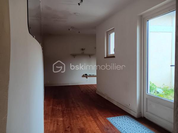 🏡 Local commercial rénové + cour + grande dépendance –
En plein centre de Sauzé‑Vaussais, découvrez ce local commercial de 117 m², entièrement rénové entre 2012 et 2016. Il offre une belle visibilité, une cour privée et une grande dépendance en pierre idéale pour du stockage ou un futur aménagement.

🔹 Rez-de-chaussée
Espace magasin 34 m² avec vitrine sur rue
Pièce en L 16 m² sur parquet, accès cour
Coin kitchenette avec WC indépendant
Accès cave

🔹 1er étage
Palier 7m²
Grande pièce lumineuse 19,20 m²
Salle d’eau 3,64 m²

🔹 2e étage
Palier 7.22m²
2 pièces mansardées 11,20 m² et 12,04 m²

🔹 Confort
Double vitrage
Tout-à-l’égout
Chauffage performant : poêle à granulés + radiateurs à inertie
Isolation écologique de qualité

🔹 Extérieur
Charmante cour privée, close de murs en pierre

Dépendance en pierre 46 m² au sol + grand grenier (même surface, belle hauteur)
➡️ Parfait pour atelier, stockage, extension ou projet professionnel

📐 Parcelle totale : 257 m²